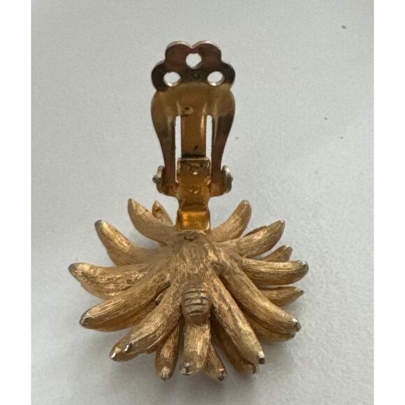 Mid century gold tone flower clip on earings - Picture 7 of 10